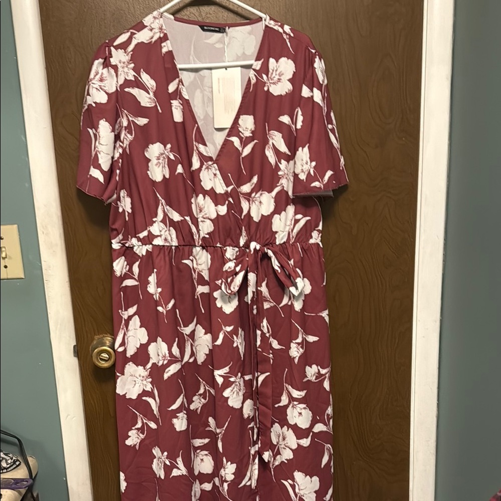 NWT Bloomchic Floral V-Neck faux wrap Dress in Burgundy and White size 18